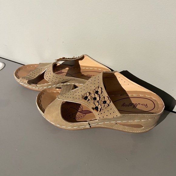 NWOT tan slip on sandals floral size 8 - Picture 1 of 6